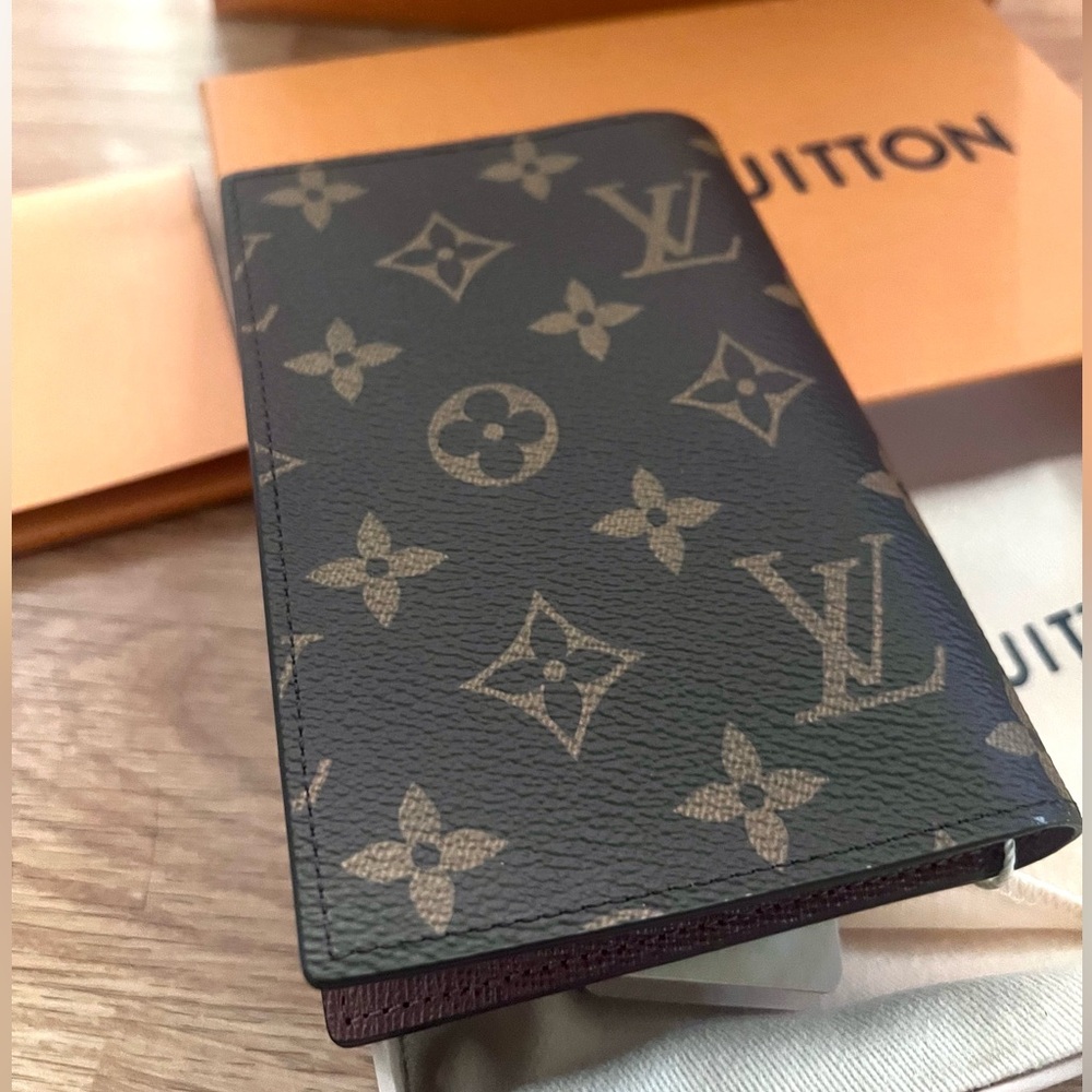 Brand new authentic Louis Vuitton Monogram Passport Holder / wallet - Picture 2 of 6